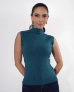 Mujer usando blusa color azul.