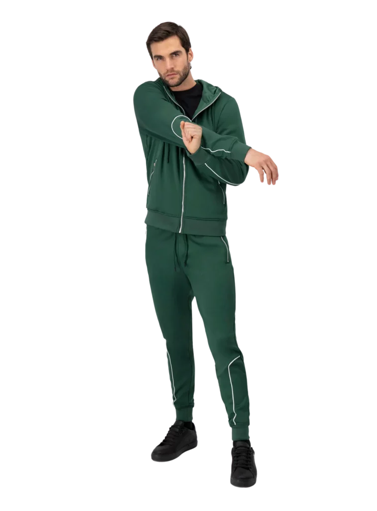 Hombre usando conjunto de pants color verde.