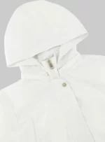 Gabardina color blanco.