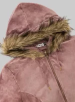 Chamarra color rosa.