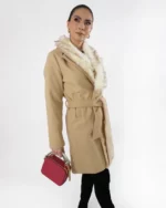 Mujer usando abrigo color beige.