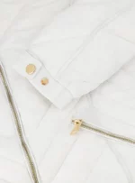 Chamarra color blanco para mujer.