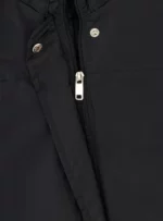 Gabardina color negro.