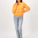 Mujer con chamarra color amarillo.