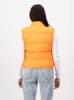 Mujer con chamarra color amarillo.