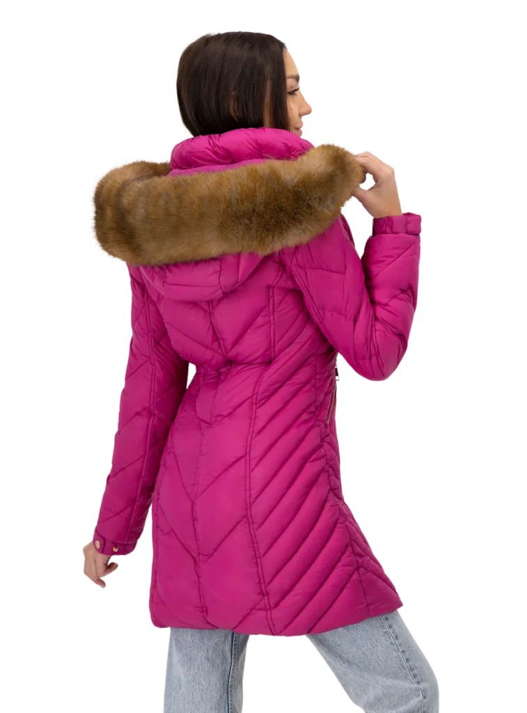 Mujer usando chamarra color rosa fucsia.