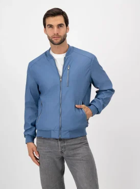 Hombre usando un bomber color azul.