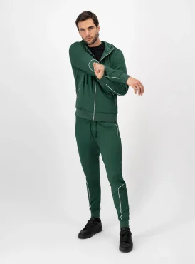 Hombre usando conjunto de pants color verde.