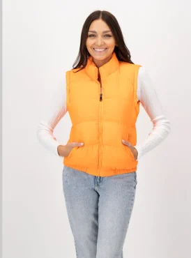Mujer con chamarra color amarillo.